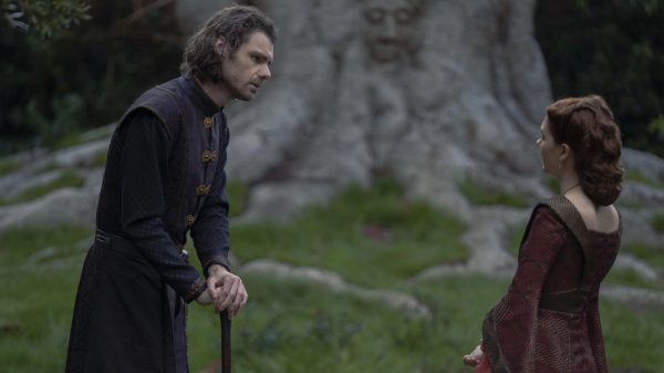 Alicent talking to Larys Strong