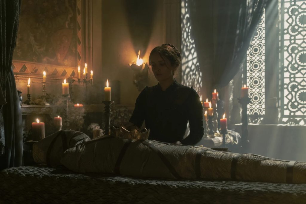 Alicent Hightower with the corpse of King Viserys